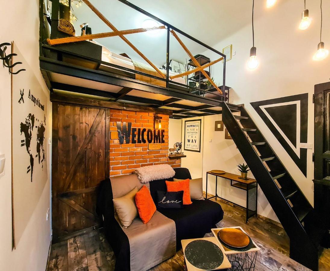 Rustic Flat With Perfect Location Apartment *