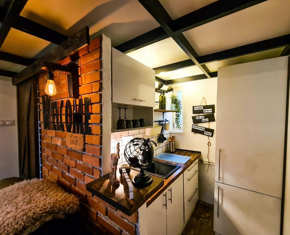 Rustic Flat With Perfect Location Apartment *