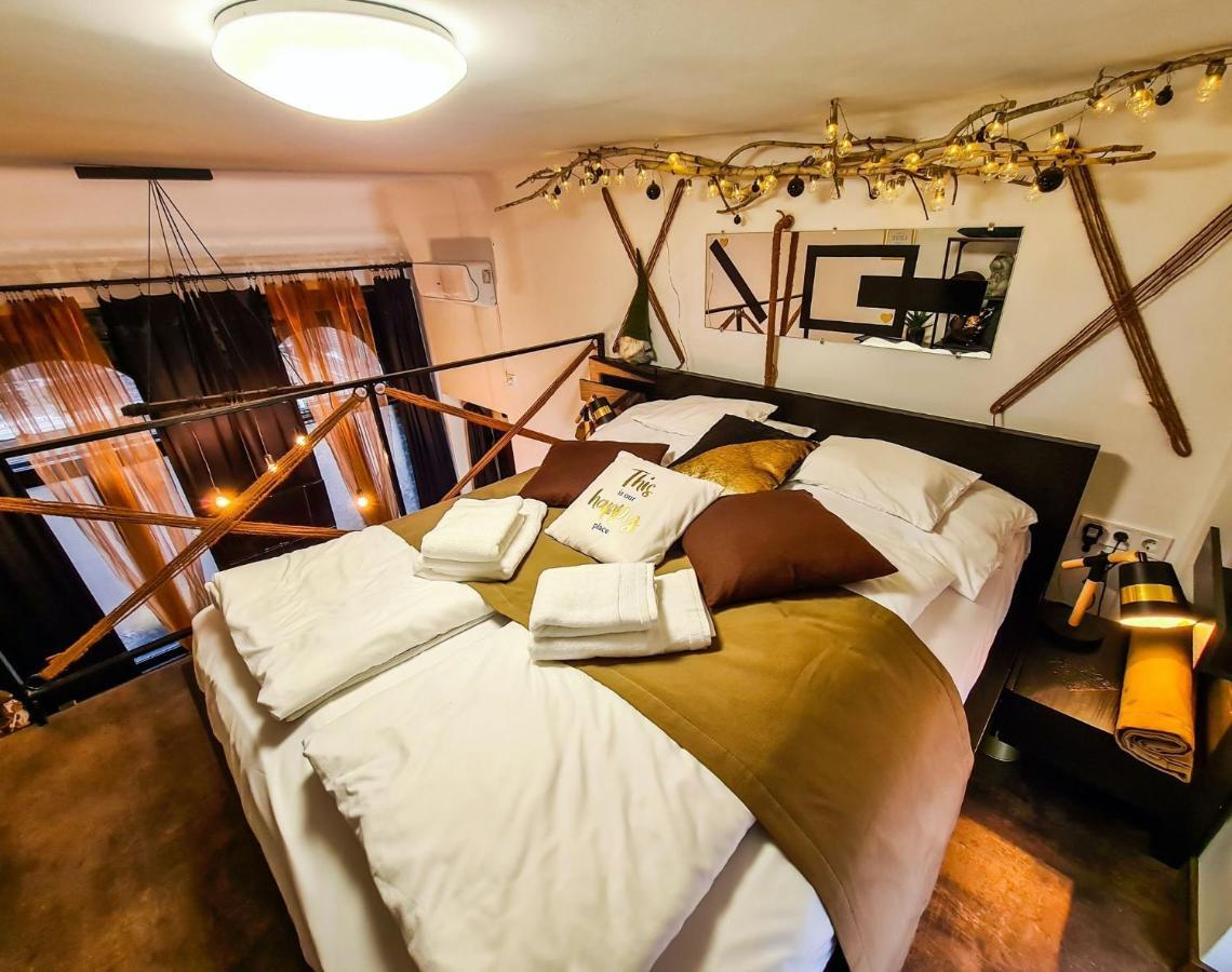 Rustic Flat With Perfect Location Apartment